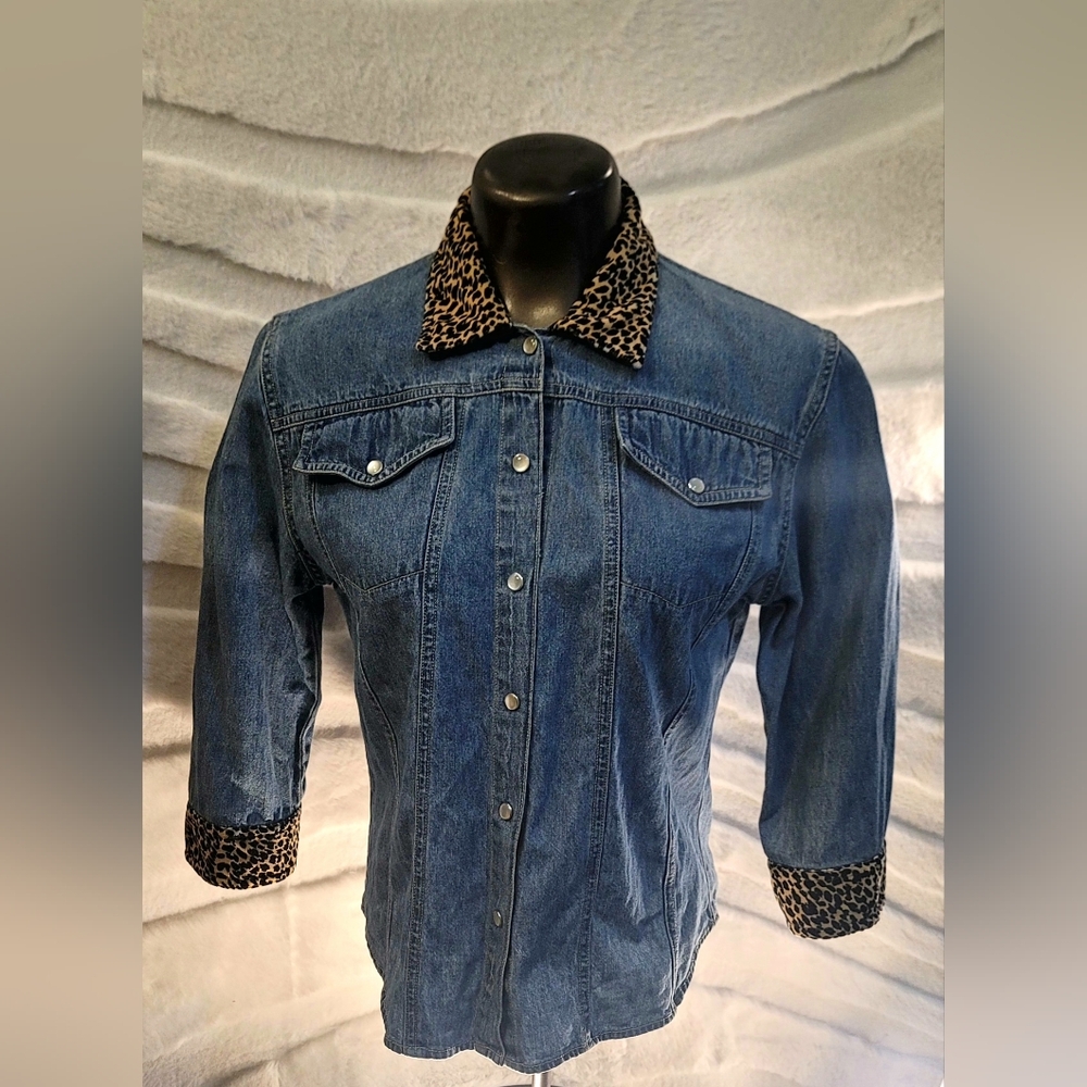 Vintage Quizz Jeans Co. Women Med Blue Denim & Cheetah Print Pearl Button Shirt